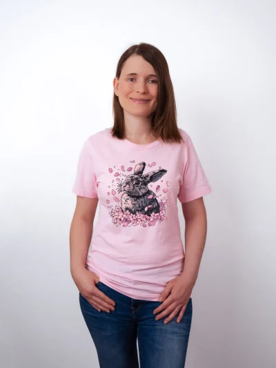 Sakura Hase T-Shirt in Pink, getragen von einem Weiblichen Model, in der Ansicht von vorne.