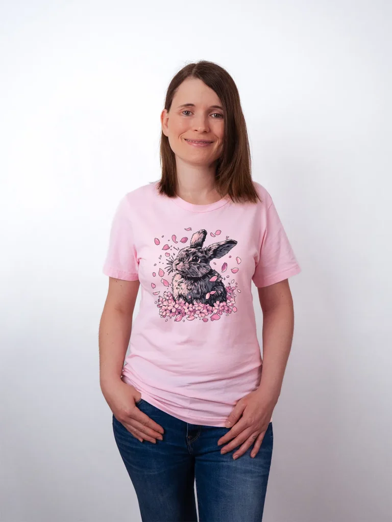Sakura Hase T-Shirt in Pink, getragen von einem Weiblichen Model, in der Ansicht von vorne.