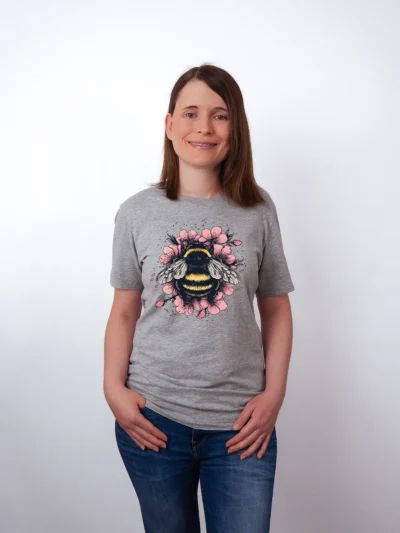Sakura Hummel T-Shirt in Athletic Heather, getragen von einem Damen Model, in der Ansicht von vorne.