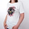 Sakura Hummel T-Shirt in White, getragen von einem Damen Model, in der Ansicht von seite.