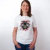 Sakura Hummel T-Shirt in White, getragen von einem Damen Model, in der Ansicht von vorne.