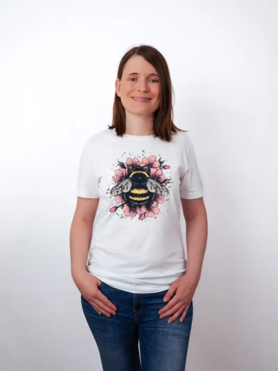 Sakura Hummel T-Shirt in White, getragen von einem Damen Model, in der Ansicht von vorne.