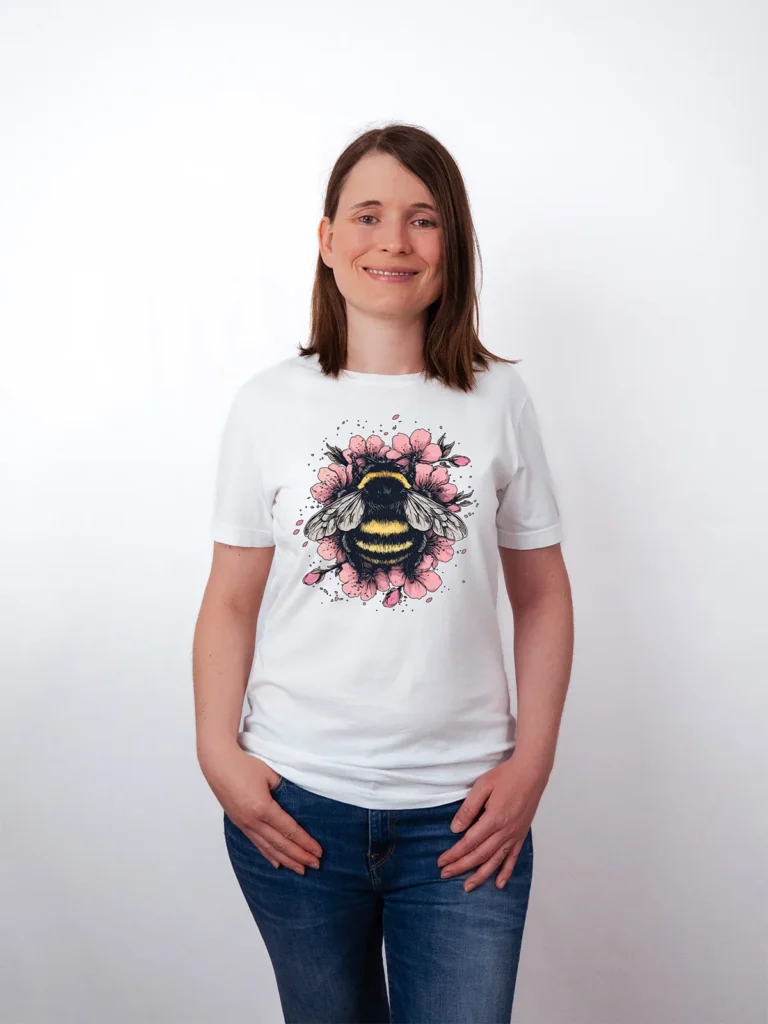 Sakura Hummel T-Shirt in White, getragen von einem Damen Model, in der Ansicht von vorne.
