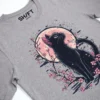 Sakura Katze T-Shirt in Athletic Heather, Detailansicht des Drucks.
