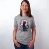 Sakura Katze T-Shirt in Athletic Heather, getragen von einem weiblichen Model, in der Ansicht von vorne.