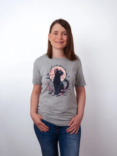 Sakura Katze T-Shirt in Athletic Heather, getragen von einem weiblichen Model, in der Ansicht von vorne.