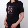 Sakura Kolibri T-Shirt in Black Heather, getragen von einem Damen Model, in der Ansicht von Seite.