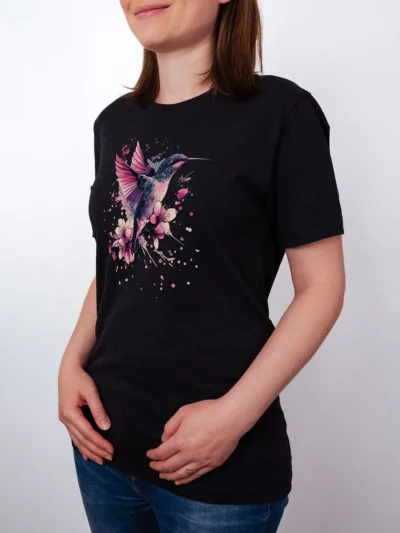 Sakura Kolibri T-Shirt in Black Heather, getragen von einem Damen Model, in der Ansicht von Seite.