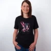 Sakura Kolibri T-Shirt in Black Heather, getragen von einem Damen Model, in der Ansicht von Vorne.