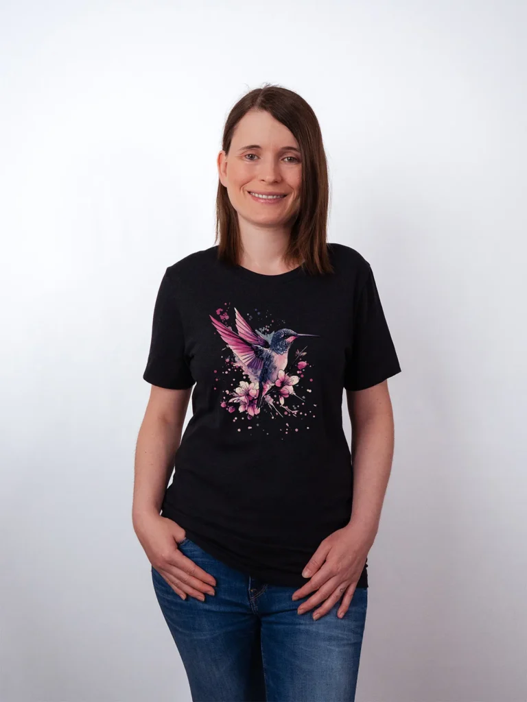 Sakura Kolibri T-Shirt in Black Heather, getragen von einem Damen Model, in der Ansicht von Vorne.