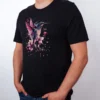 Sakura Kolibri T-Shirt in Black Heather, getragen von einem Herren Model, in der Ansicht von Seite.