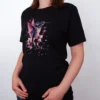 Sakura Kolibri T-Shirt in Black, getragen von einem Damen Model, in der Ansicht von Seite.