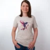 Sakura Kolibri T-Shirt in Heather Dust, getragen von einem Damen Model, in der Ansicht von Vorne.