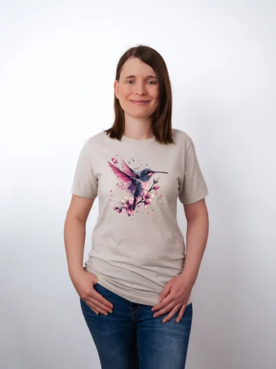 Sakura Kolibri T-Shirt in Heather Dust, getragen von einem Damen Model, in der Ansicht von Vorne.