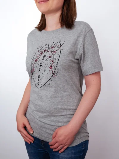 Sakura Poesie T-Shirt in Athletic Heather, getragen von einem Damen Model, in der Ansicht von Seite.