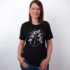 Sakura Poesie T-Shirt in Black Heather, getragen von einem Damen Model, in der Ansicht von Vorne.