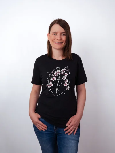 Sakura Poesie T-Shirt in Black Heather, getragen von einem Damen Model, in der Ansicht von Vorne.