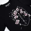 Sakura Poesie T-Shirt in Black, Detailansicht des Drucks.