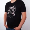 Sakura Poesie T-Shirt in Black, getragen von einem Herren Model, in der Ansicht von Seite.