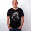 Sakura Poesie T-Shirt in Black, getragen von einem Herren Model, in der Ansicht von Vorne.