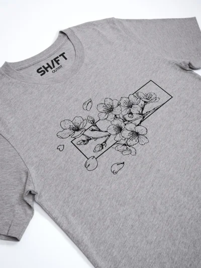 Sakura Rahmen T-Shirt in Athletic Heather, Detailansicht des Drucks.