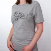 Sakura Rahmen T-Shirt in Athletic Heather, getragen von einem weiblichen Model, in der Ansicht von seite.