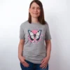 Sakura Schmetterling T-Shirt in Athletic Heather, getragen von einem weiblichen Model, in der Ansicht von vorne.
