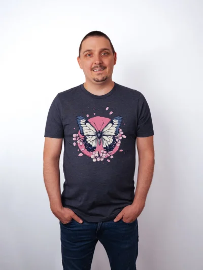 Sakura Schmetterling T-Shirt in Heather Midnight Navy, getragen von einem maennlichen Model, in der Ansicht von vorne.