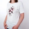 Sakura Tinte T-Shirt in White, getragen von einem Damen Model, in der Ansicht von Seite.