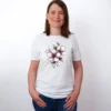 Sakura Tinte T-Shirt in White, getragen von einem Damen Model, in der Ansicht von Vorne.