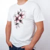 Sakura Tinte T-Shirt in White, getragen von einem Herren Model, in der Ansicht von Seite.