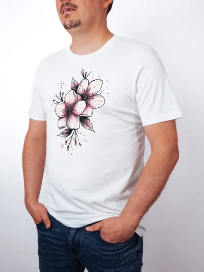 Sakura Tinte T-Shirt in White, getragen von einem Herren Model, in der Ansicht von Seite.