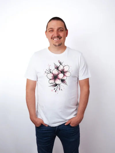Sakura Tinte T-Shirt in White, getragen von einem Herren Model, in der Ansicht von Vorne.
